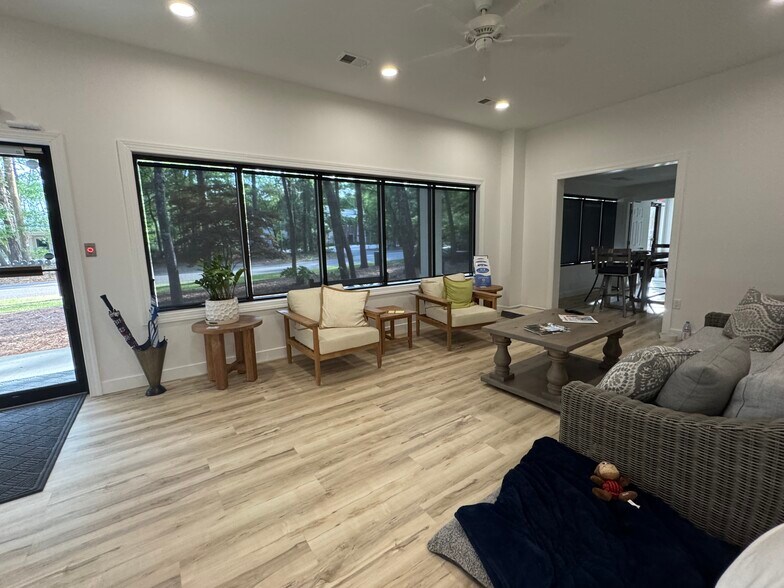 More Photos Of 70 Capital Dr, Hilton Head Island Showroom For Sale