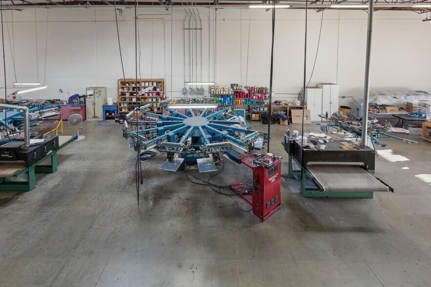 More Photos Of 661 Cochran St, Simi Valley Manufacturing For Sale