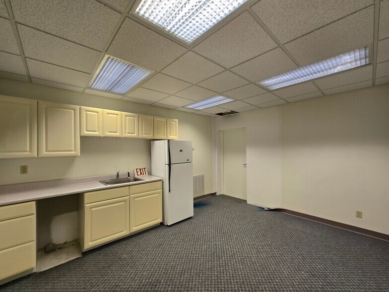More Photos Of 3347 Rudy St, Knoxville Light Distribution For Lease