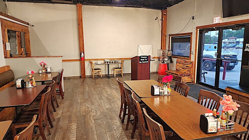 More Photos Of 802 S Main St, Belton General Retail For Sale