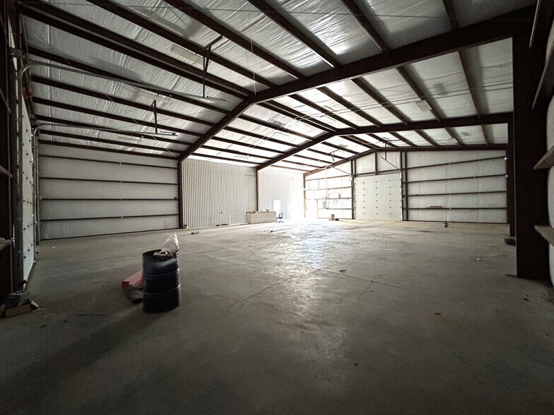 More Photos Of 1389 Oil Mil Rd, Pecos Warehouse For Lease