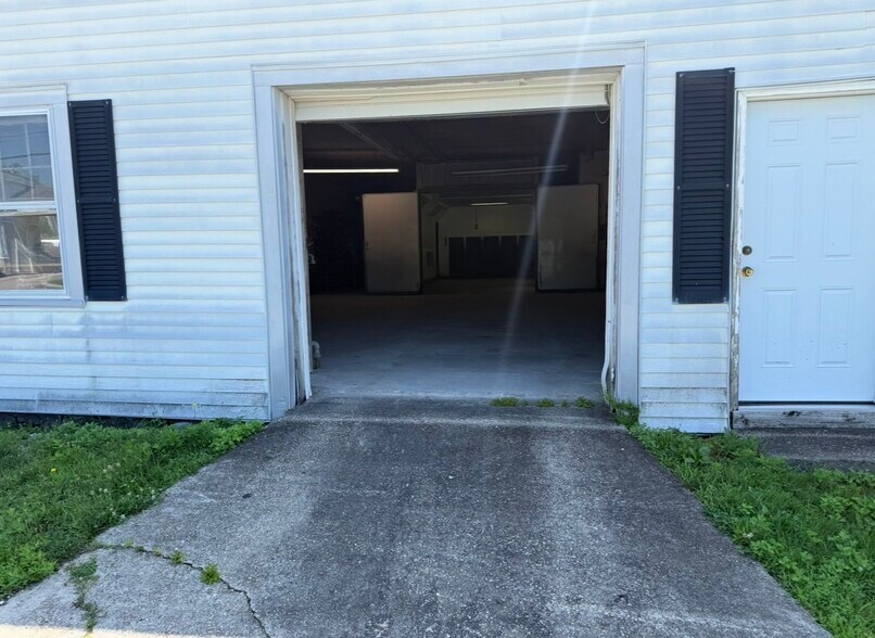More Photos Of 32 Trolley Rd, Westbrook Auto Repair For Lease