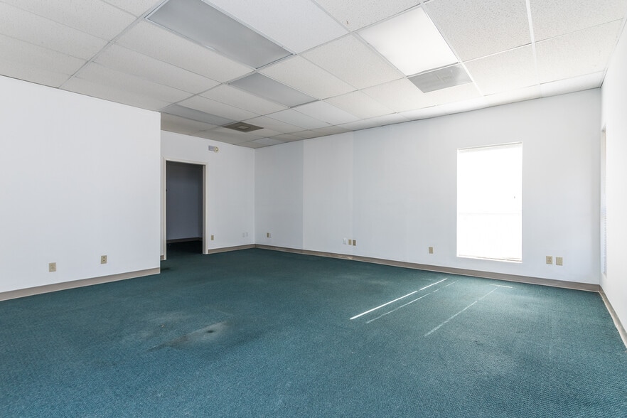 More Photos Of 2900 W Park Row Dr, Pantego Office For Sale