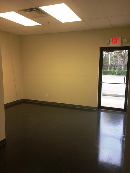 More Photos Of 3653 Regent Blvd, Jacksonville Flex For Lease