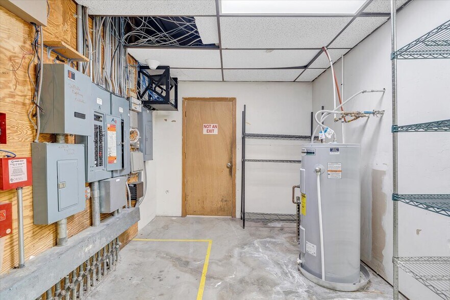 More Photos Of 1000 Electric Rd, Salem Convenience Store For Sale