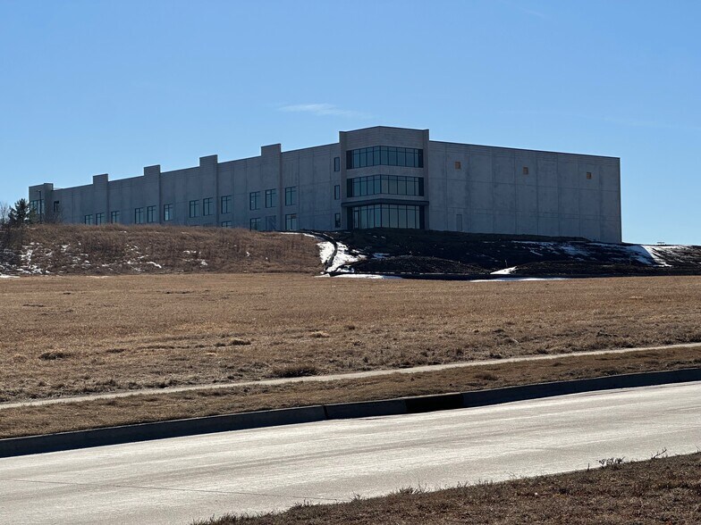 More Photos Of 6001 Thornton Ave, Des Moines Industrial For Lease