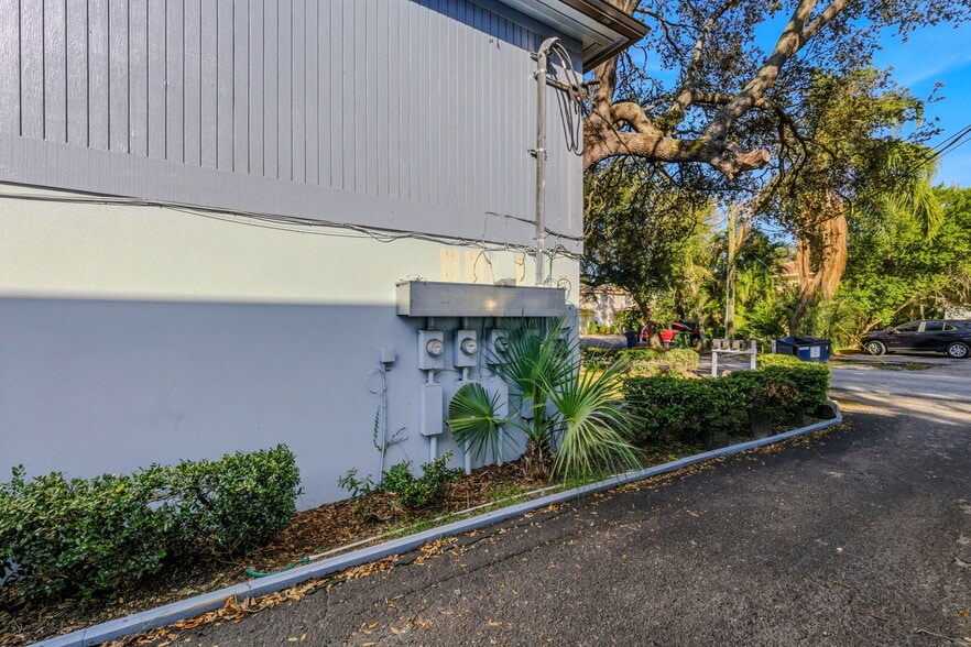 More Photos Of 9208 N Connechusett Rd, Tampa Apartments For Sale