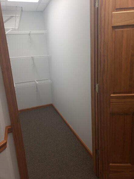 More Photos Of 1512 W 96th Ave, Crown Point Office Residential For Lease