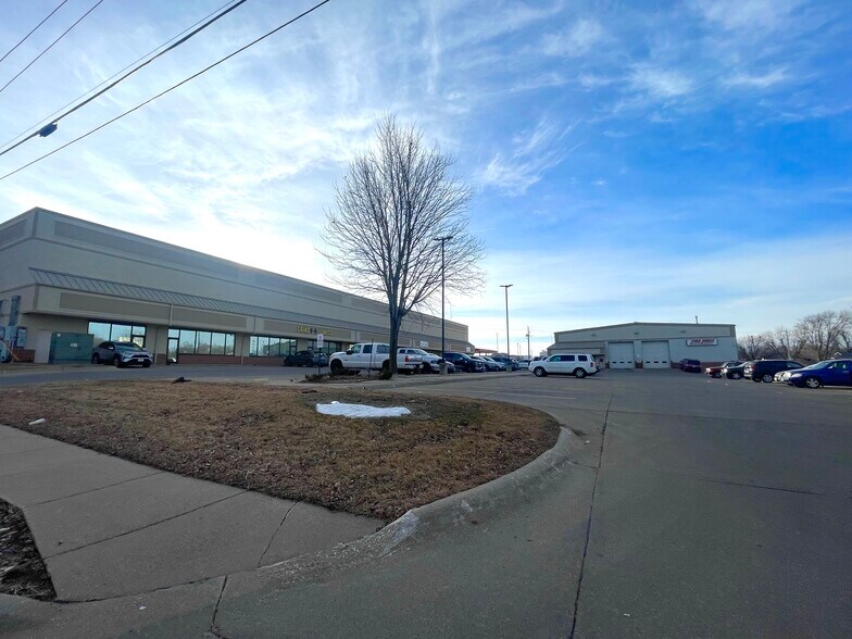 More Photos Of 1901 Hamilton Blvd, Sioux City Storefront For Lease