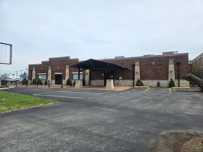 Primary Photo Of 11011 Southwest Hwy, Palos Hills Restaurant For Lease