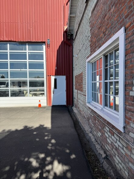 More Photos Of 50 SE Scott St, Bend Showroom For Lease