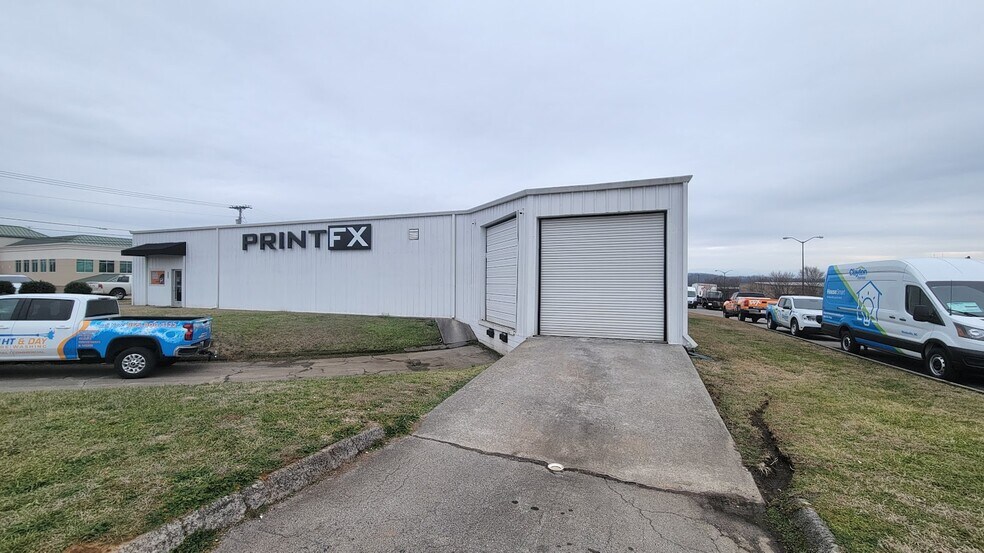 More Photos Of 3404 Northpark Blvd, Alcoa Flex For Lease