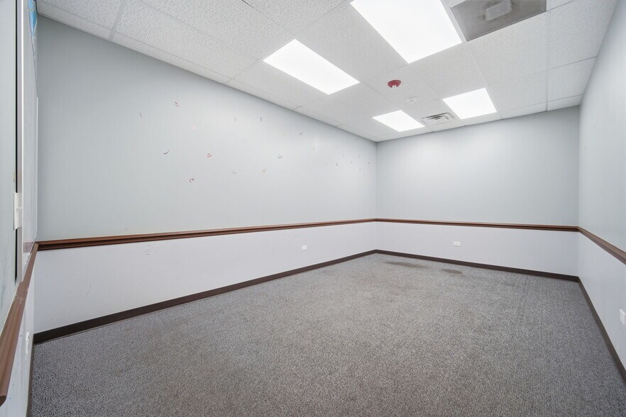 More Photos Of 944 E Roosevelt Rd, West Chicago Storefront For Lease