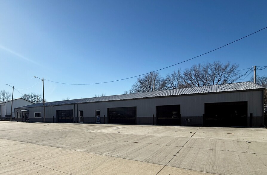 More Photos Of 209 Franklin St, Center Point Service Station For Sale