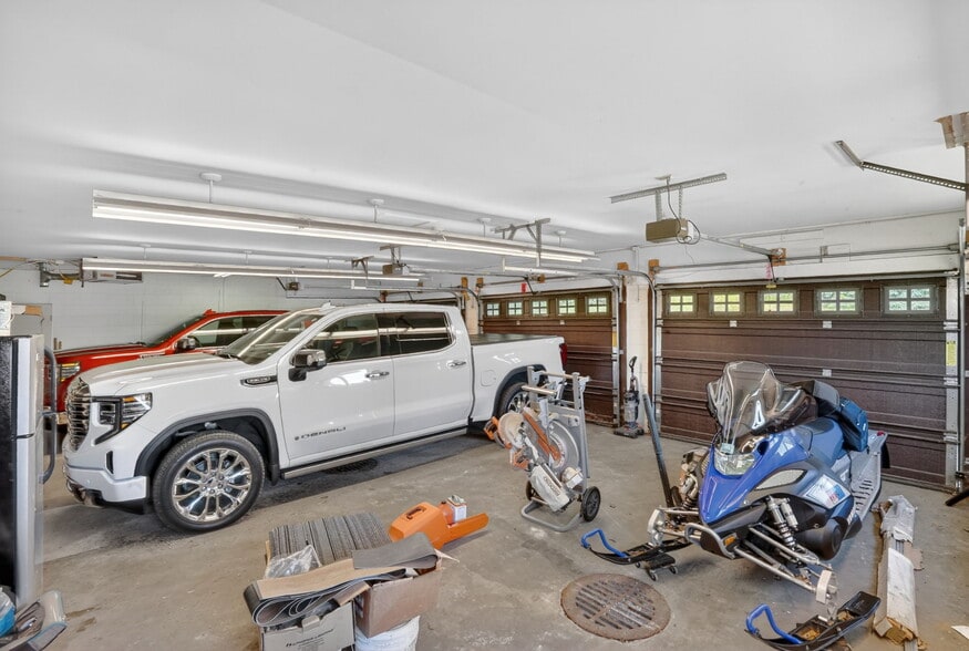 More Photos Of 1104 S Mitchell St, Cadillac Office For Sale