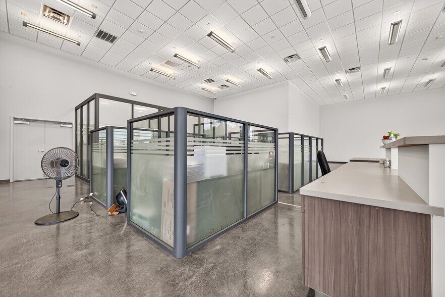 More Photos Of 15135 Bellaire Blvd, Houston Warehouse For Lease