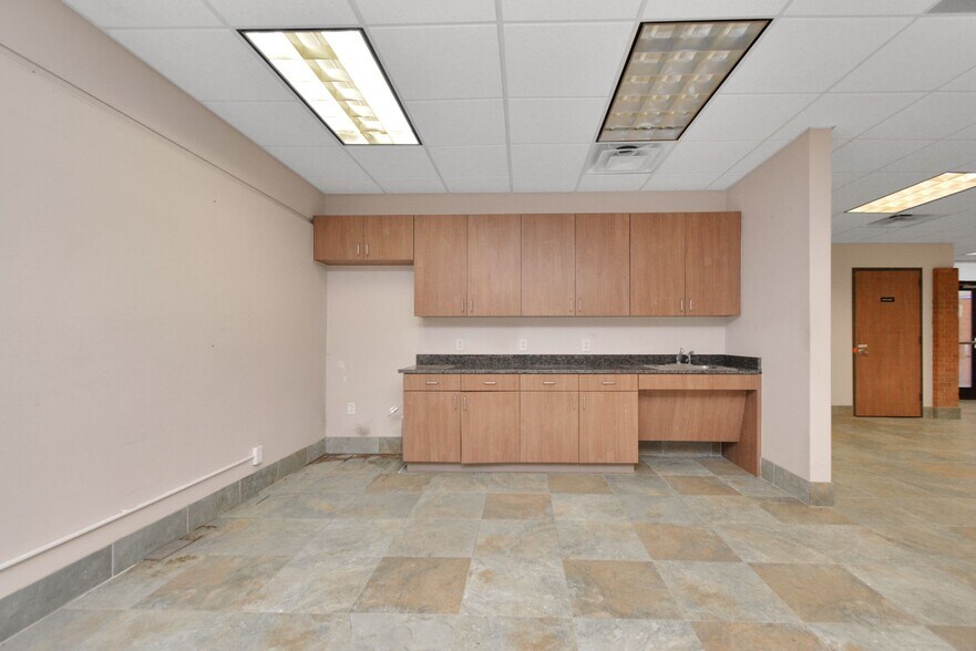 More Photos Of 1500 W Highway 6, Alvin Truck Terminal For Lease