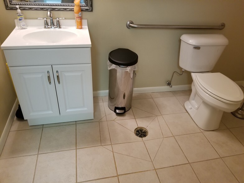 More Photos Of 3170 E 53rd St, Davenport Freestanding For Lease