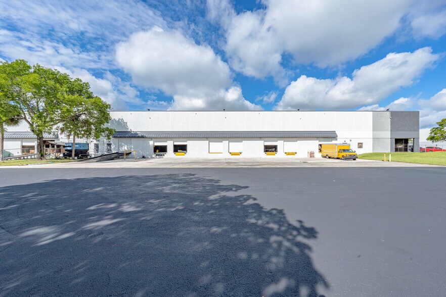 More Photos Of 5360 NW 35th Ave, Fort Lauderdale Warehouse For Lease