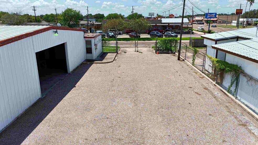 More Photos Of 1010 E Fordyce Ave, Kingsville Warehouse For Lease