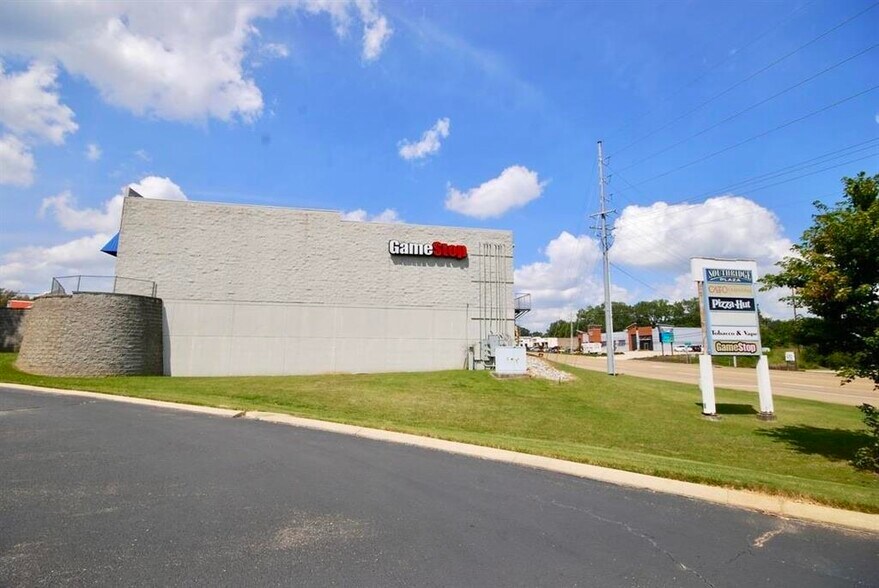 More Photos Of 2095-2103 S Highland Ave, Jackson Storefront Retail Office For Lease