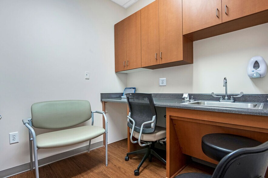 More Photos Of 4275 Western Blvd, Jacksonville Medical For Sale