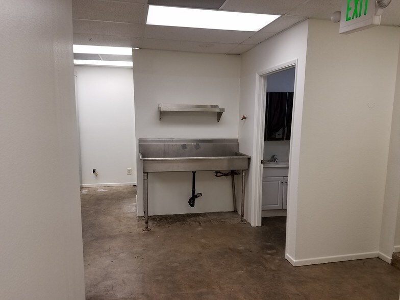 More Photos Of 1713 W Magnolia Blvd, Burbank Office For Lease