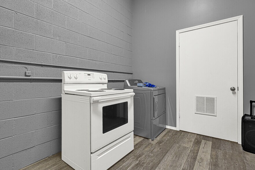 More Photos Of 2000 Cedar Dr, La Marque Freestanding For Sale