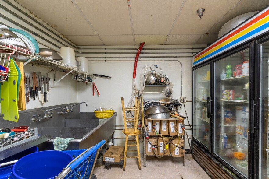 More Photos Of 2441 NW 43rd St, Gainesville Storefront For Sale