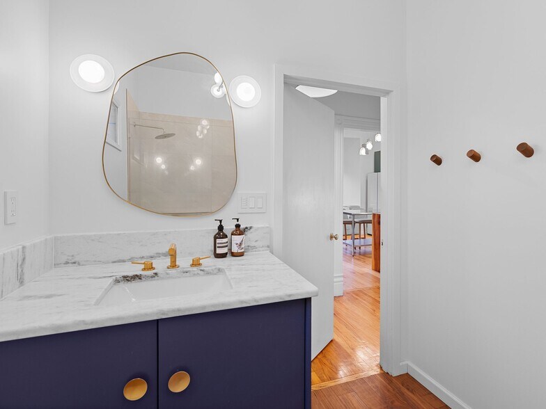 More Photos Of 1305 SE Belmont St, Portland Office For Sale