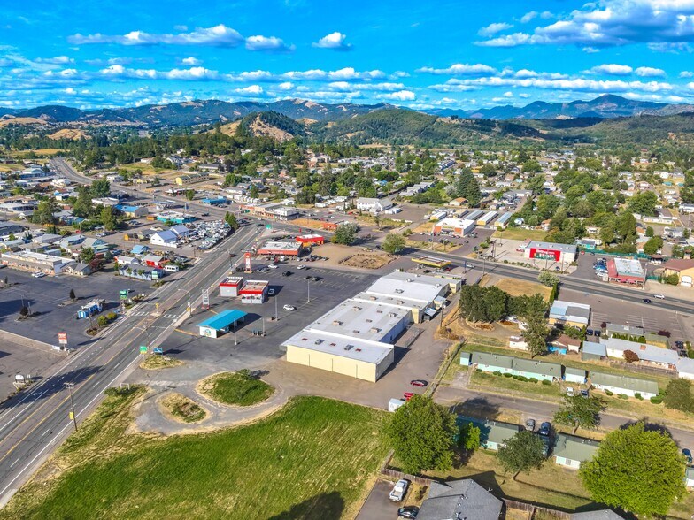 More Photos Of 120 SW Douglas Blvd, Winston Supermarket For Lease