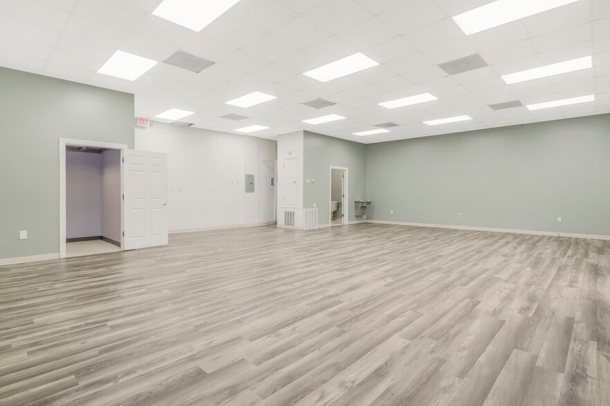 More Photos Of 7000 Pine Forest Rd, Pensacola Unknown For Lease