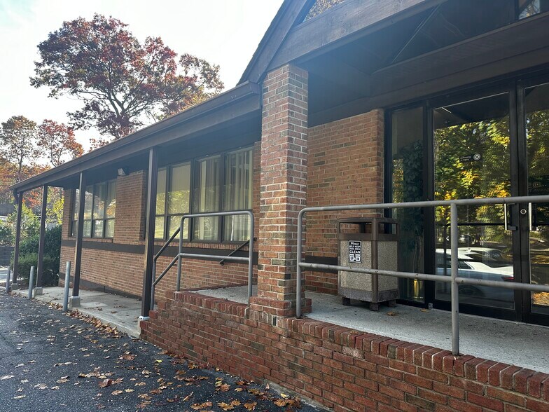More Photos Of 20 Gilbert Ave, Hauppauge Medical For Lease