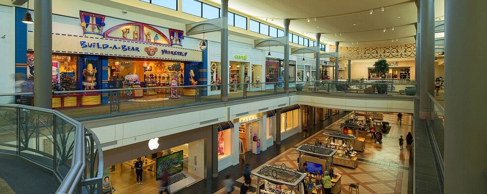 More Photos Of 2500 N Mayfair Rd, Wauwatosa General Retail For Lease