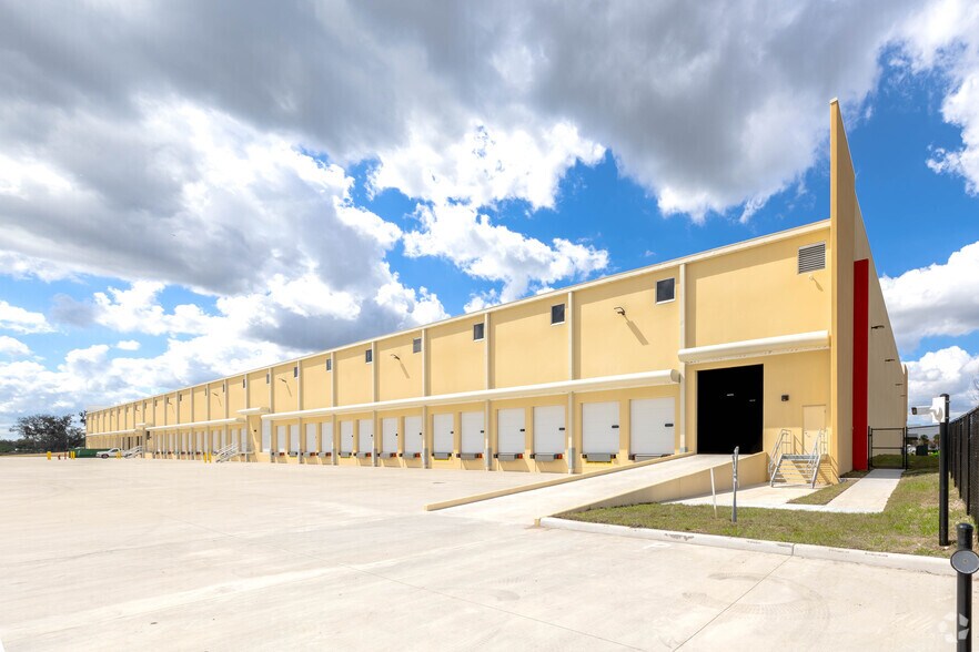 More Photos Of 3900 County Line Road, Lakeland Distribution For Lease