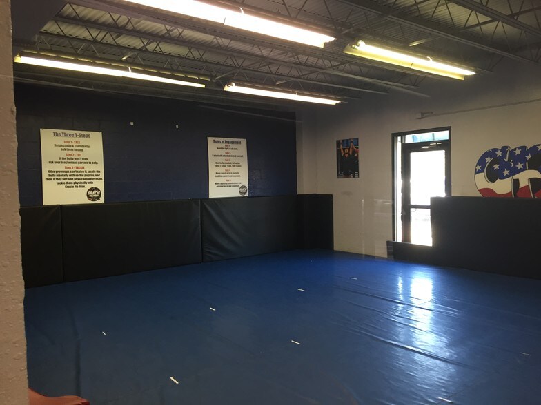 More Photos Of 4244 W Waters Ave, Tampa Showroom For Lease