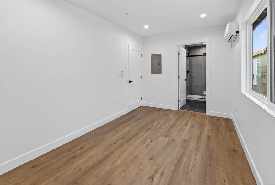 More Photos Of 678 E 45th St, Los Angeles Multifamily For Sale