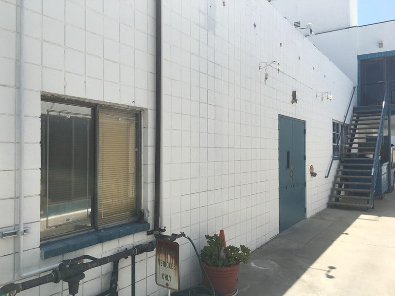 More Photos Of 15954-15958 Arminta St, Van Nuys Warehouse For Lease