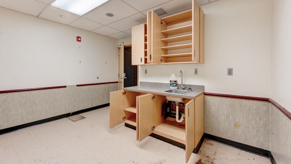 More Photos Of 85 Middletown Ave, North Haven Drugstore For Sale