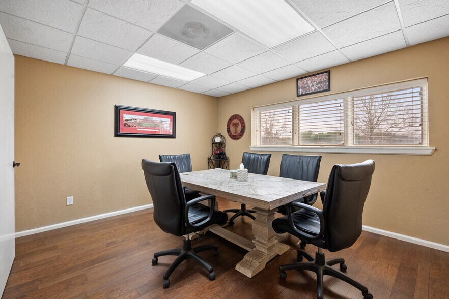 More Photos Of 2529 74th St, Lubbock Office For Sale