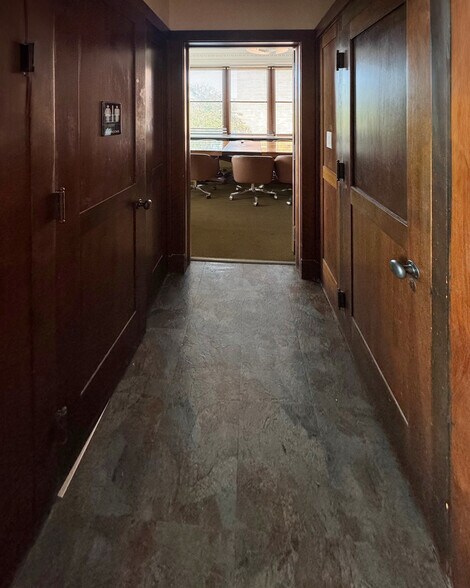 More Photos Of 366-368 Bluff City Blvd, Elgin Manufacturing For Lease