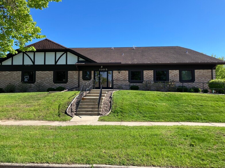 More Photos Of 1305 Chestnut St, West Bend Medical For Lease