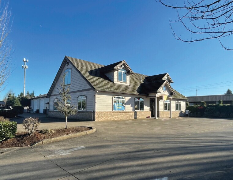 More Photos Of 2053 Laura St, Springfield Showroom For Lease