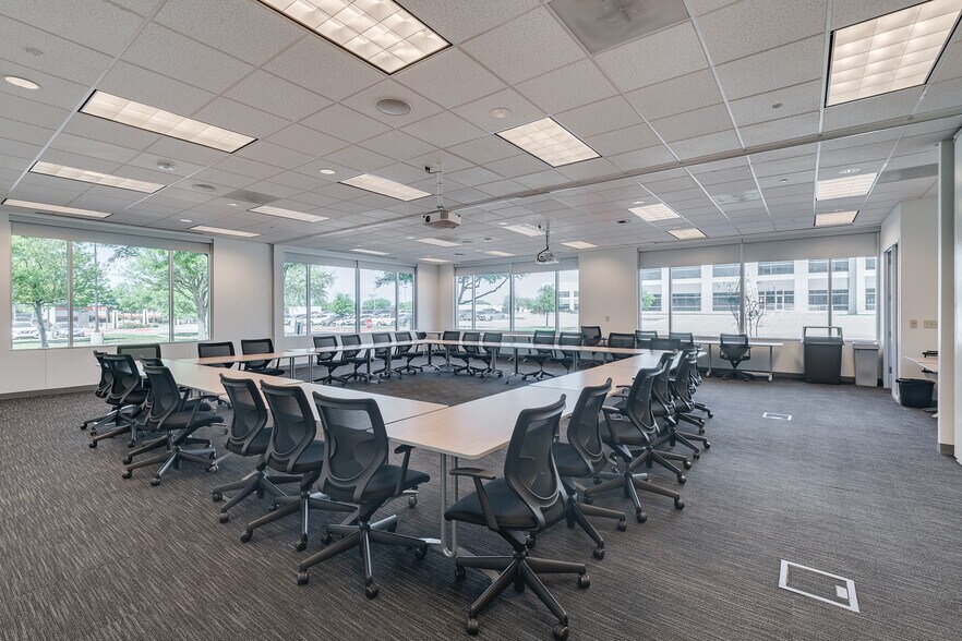More Photos Of 3929 W John Carpenter Fwy, Irving Office For Lease