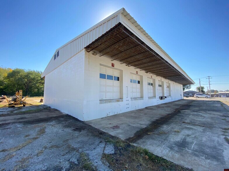 More Photos Of 209 E Wade Ave, Mountain Home Distribution For Sale