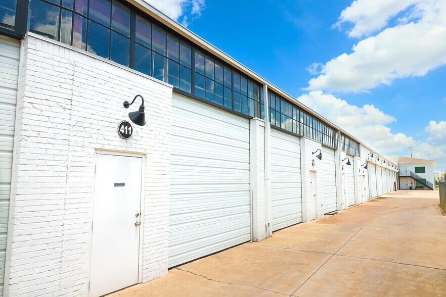 Primary Photo Of 6115 Denton Dr, Dallas Warehouse For Lease