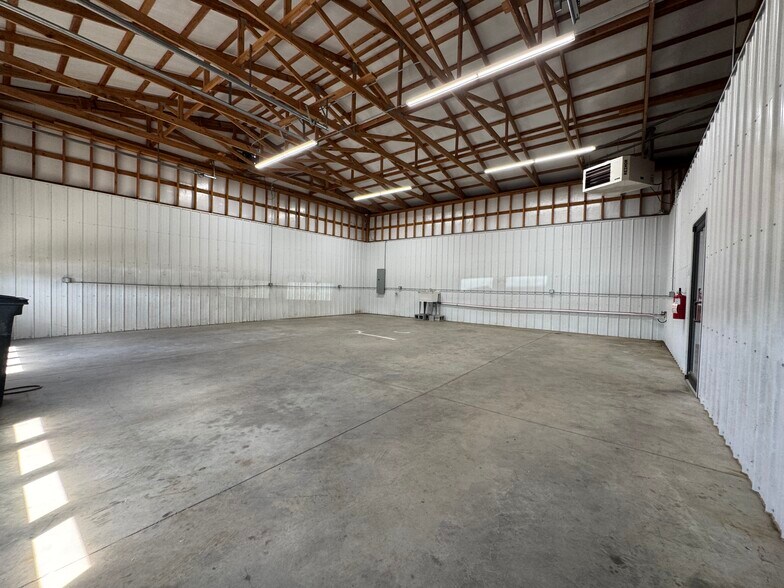 More Photos Of 165 Williams St, Tahlequah Industrial For Lease
