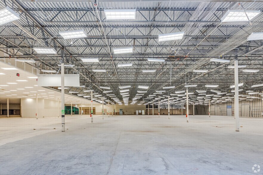 More Photos Of 7501-7649 W Colonial Dr, Orlando Unknown For Lease