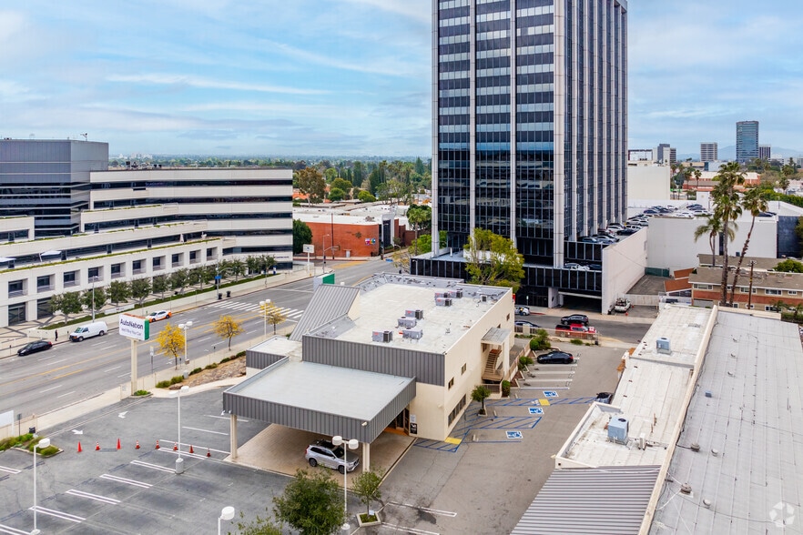 More Photos Of 15800 Ventura Blvd, Encino Auto Dealership For Lease