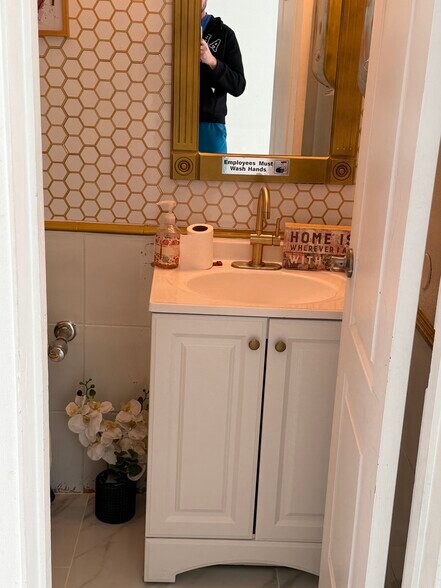 More Photos Of 1835 E Charleston Blvd, Las Vegas Storefront Retail Office For Sale